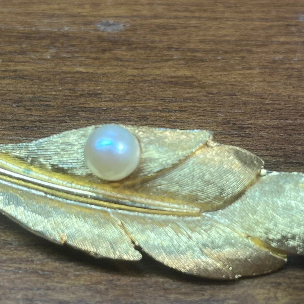 Vtg Gold Tone Feather Brooch Faux Pearl Accent Nature Inspired Lapel Pin